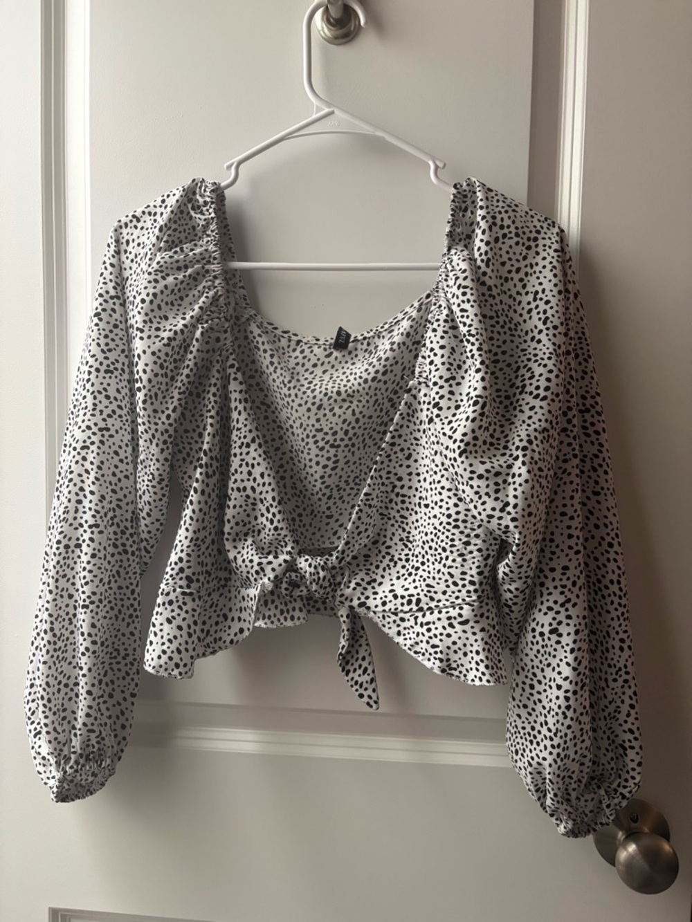 Zaful White and Black Polka Dot Tie-Front Long Sleeve Crop Top